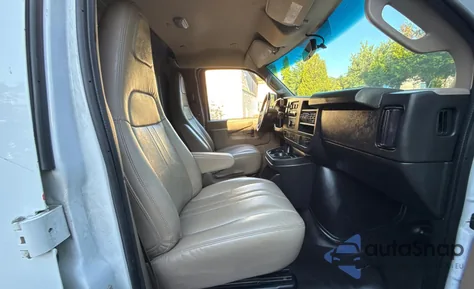 2023 Chevrolet Express G2500 из США, поврежденный, VIN 1GCWGAFP4P1176442